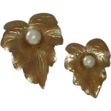 Sarah Coventry 1970’s Pin Set of Two Leaf with Fa… - image 1