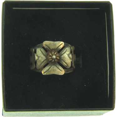 Marked 925 sterling silver petite flower Ring