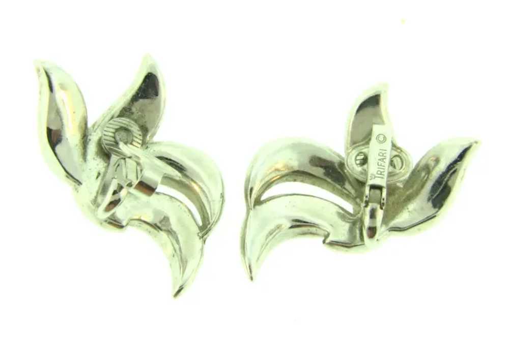 Signed Crown Trifari brushed silver tone clip-on … - image 4