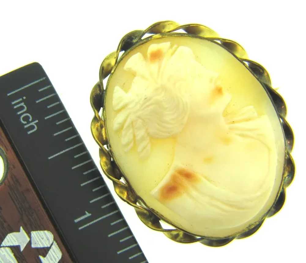 Vintage shell Cameo Brooch in gold tone frame - image 3