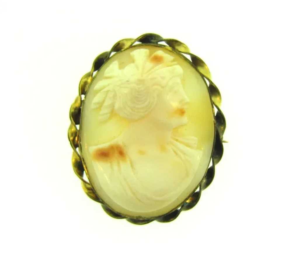 Vintage shell Cameo Brooch in gold tone frame - image 4