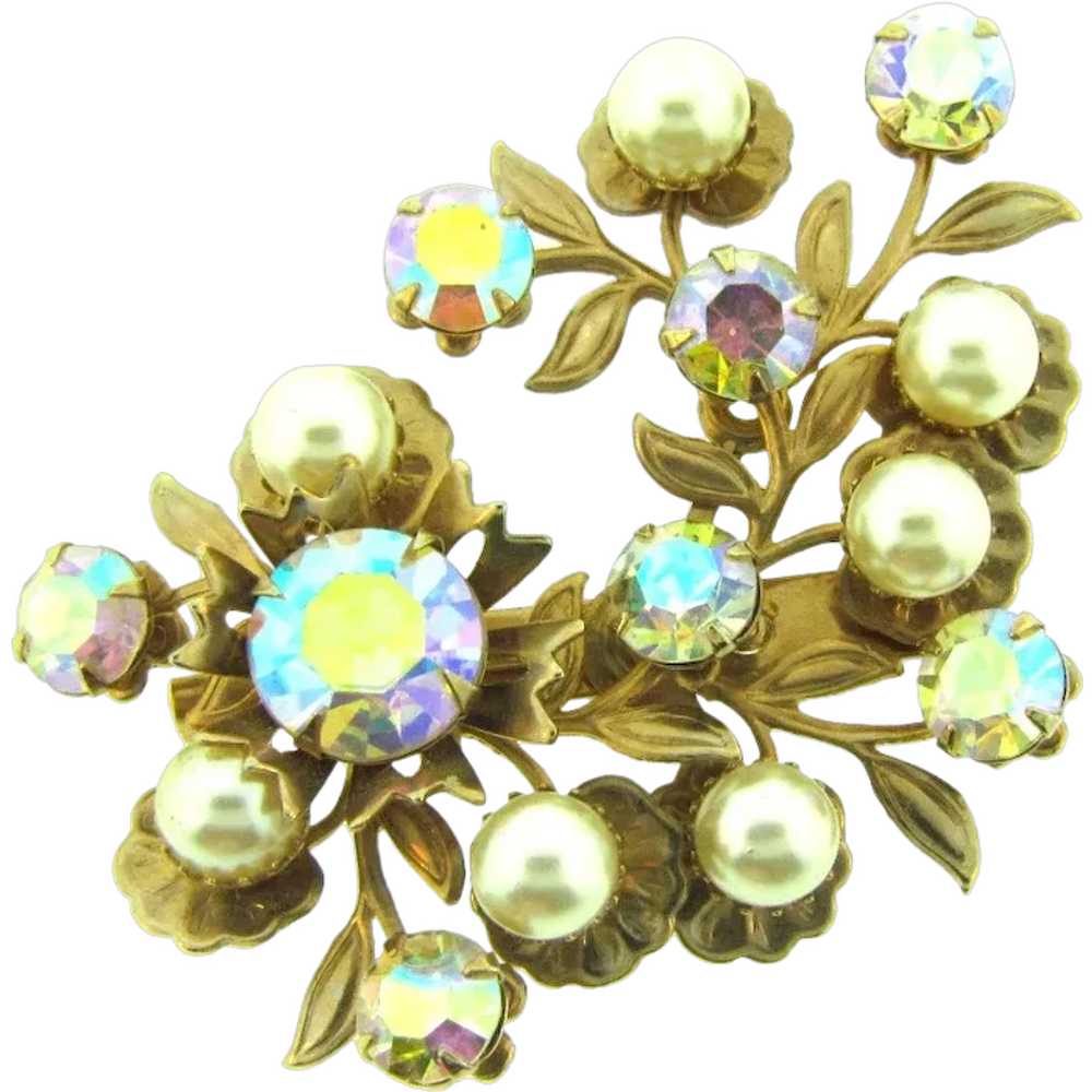 Vintage floral gold tone Brooch with imitation pe… - image 1