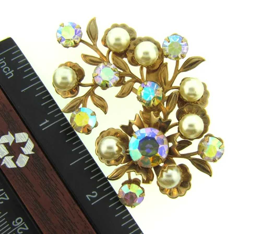 Vintage floral gold tone Brooch with imitation pe… - image 3