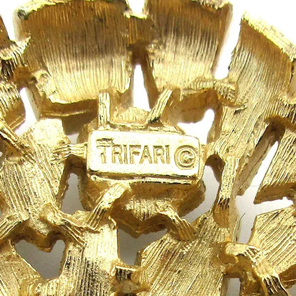 Vintage CROWN TRIFARI Two-Tone Gold-Tone Pin Broo… - image 4