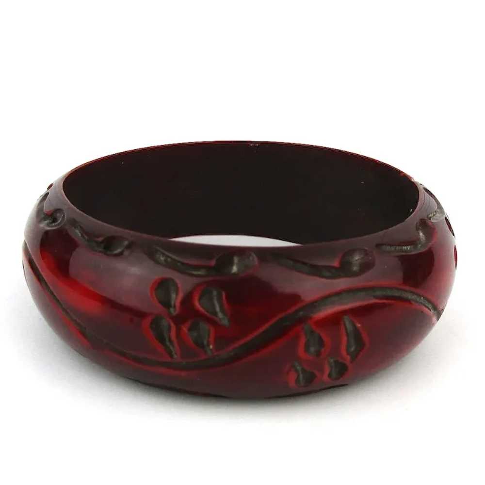 Vintage Carved Lucite Red to Black Bangle Bracelet - image 3