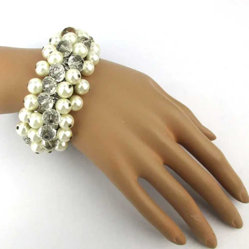 Empire made with faux pearl charms expanding gilt bracelet, 42 gr. Width:  19 cm.