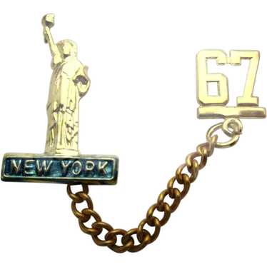 1967 Statue of Liberty Souvenir Pin on Orig. Card - image 1