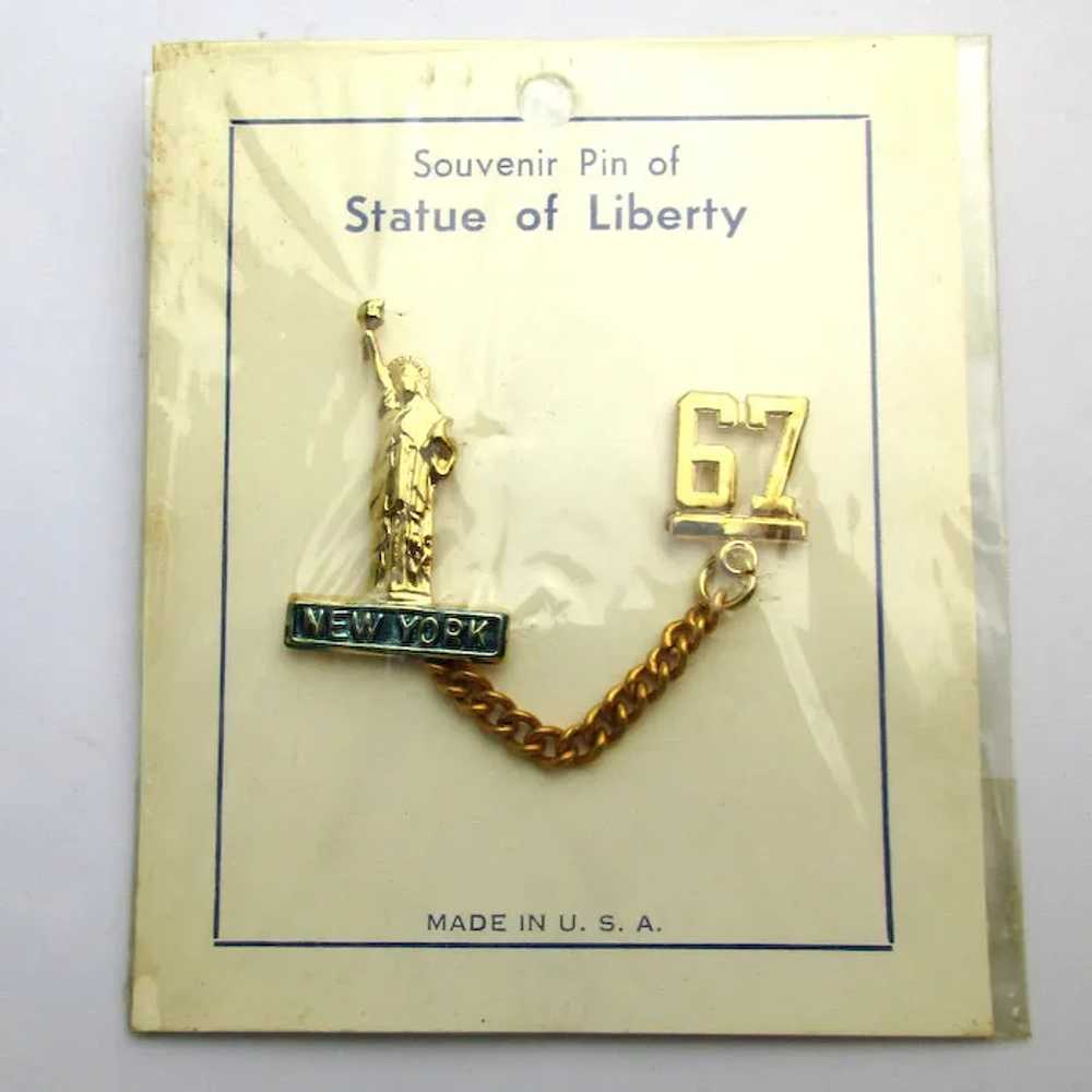 1967 Statue of Liberty Souvenir Pin on Orig. Card - image 2