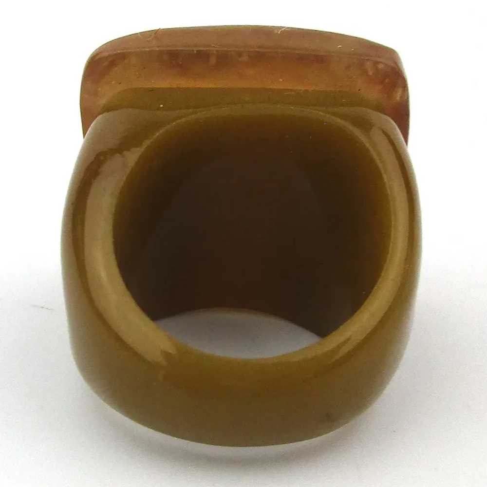 Vintage Bakelite Ring w/ Flecked Lucite Topping - image 5