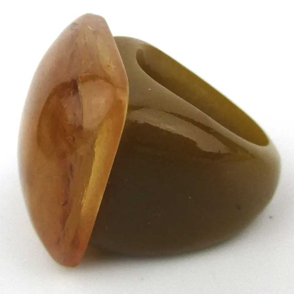 Vintage Bakelite Ring w/ Flecked Lucite Topping - image 6