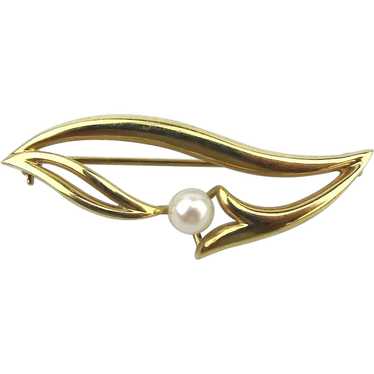 Graceful 14K Gold Pin Holding a Pearl