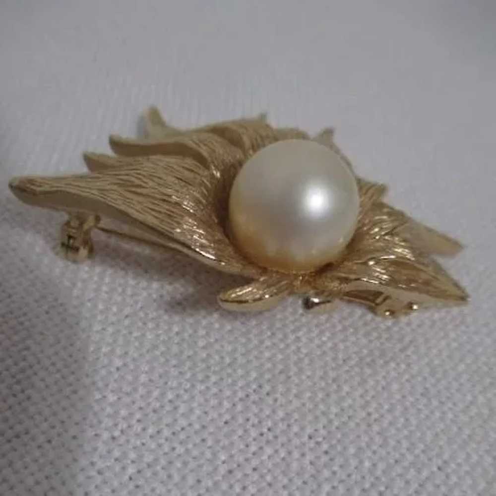 Tara Gold Tone Brooch with Large Faux Pearl - image 5