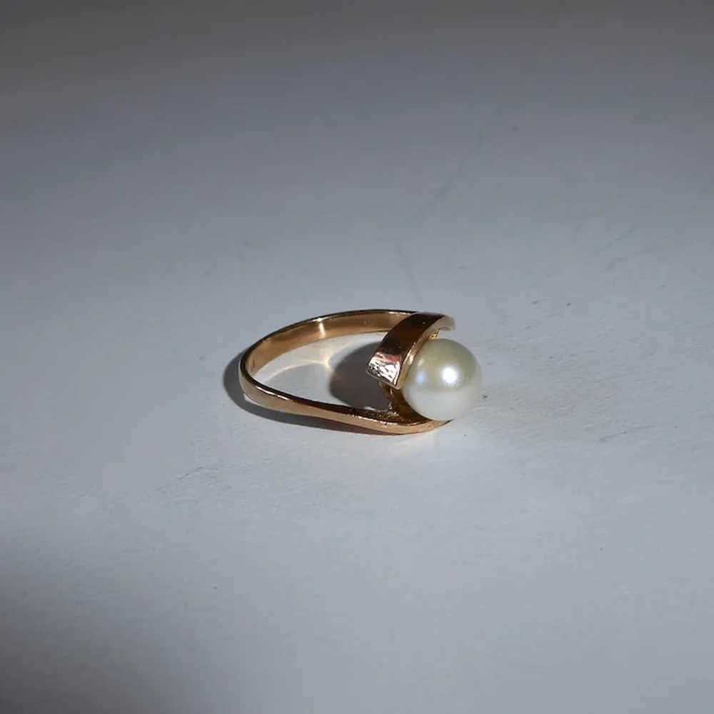 14k Mid-Century Modern Cultured Pearl Bypass Ring - image 3