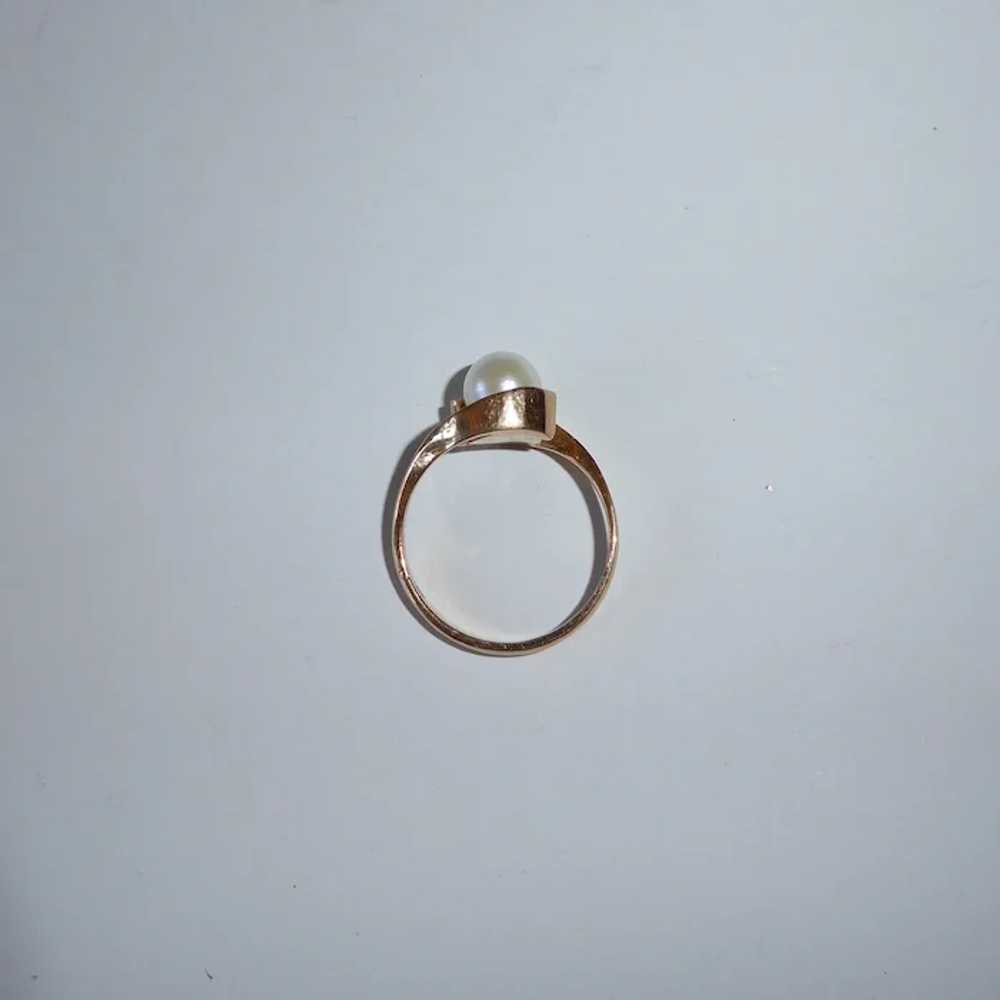14k Mid-Century Modern Cultured Pearl Bypass Ring - image 5