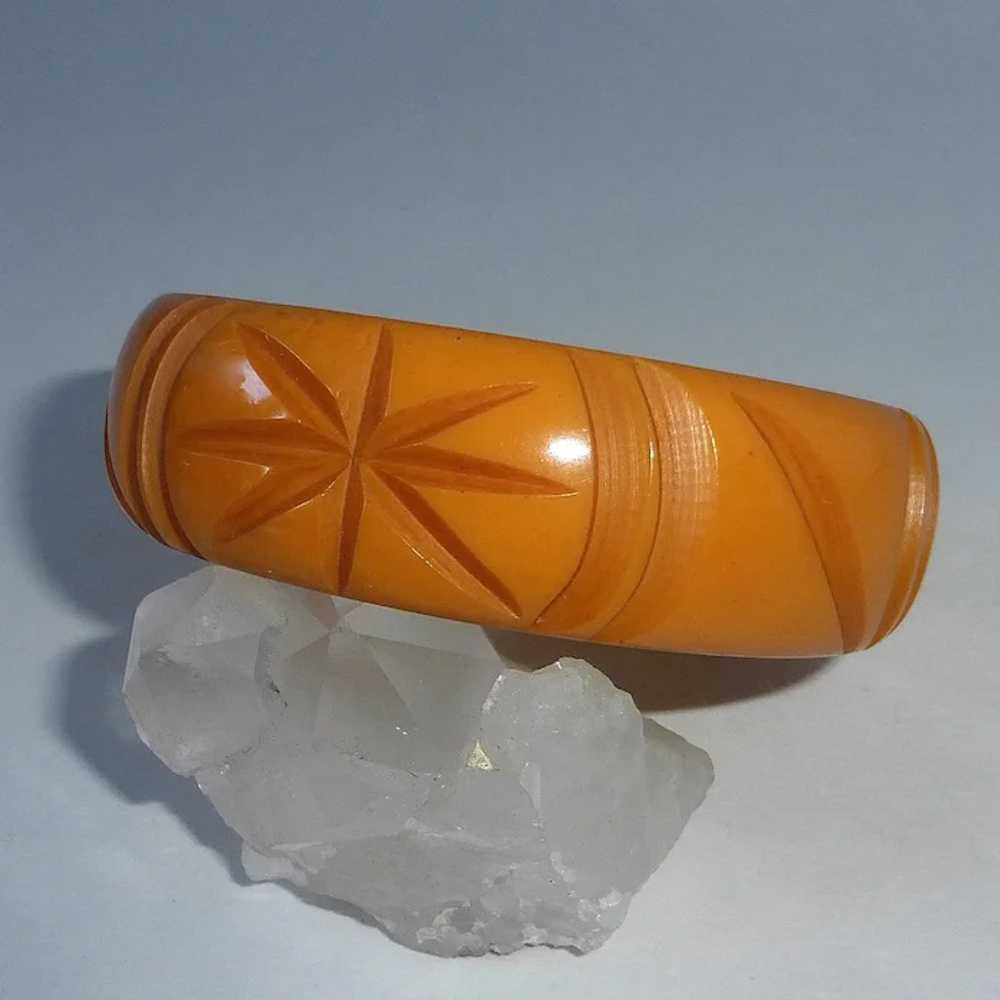 Butterscotch Bakelite Carved Stars Bangle Bracelet - image 8