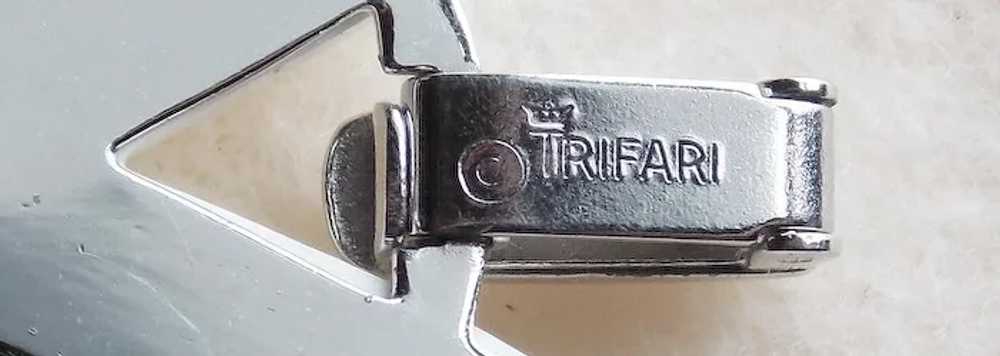 Trifari White Plastic Vintage Bracelet - image 4