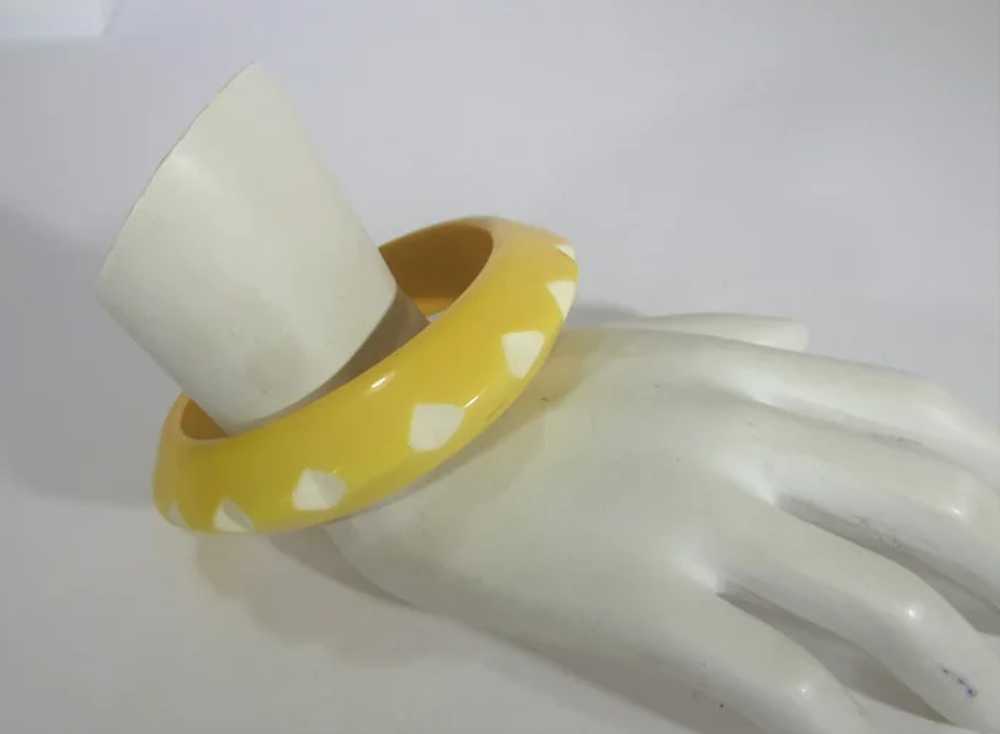 Vintage Lucite Carved Bangle Yellow with White Ac… - image 6