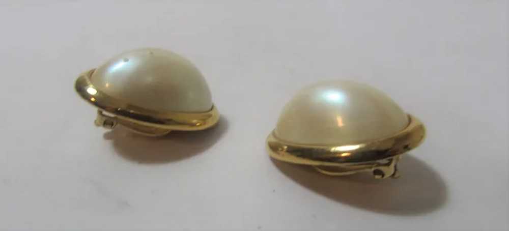 Signed Gold Tone Framed Faux Mabe Pearl Clip On E… - image 3