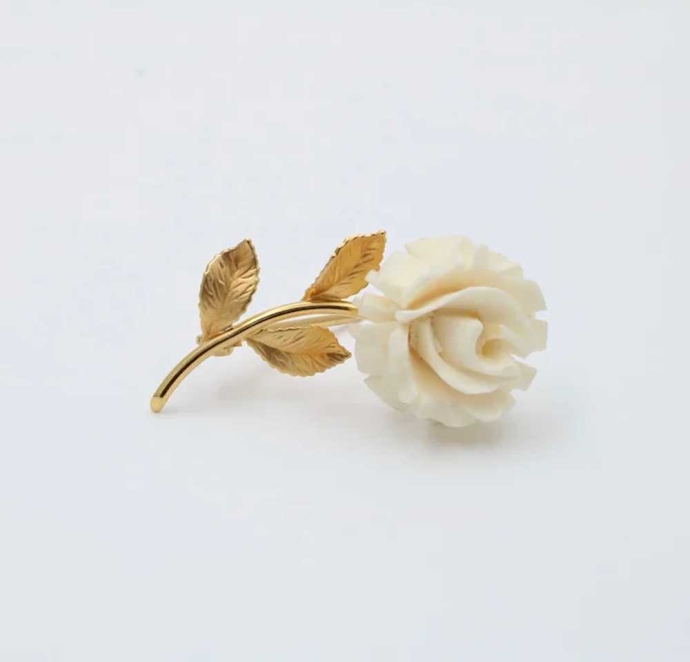 Vintage White Coral Flower 14K Yellow Gold Brooch… - image 2