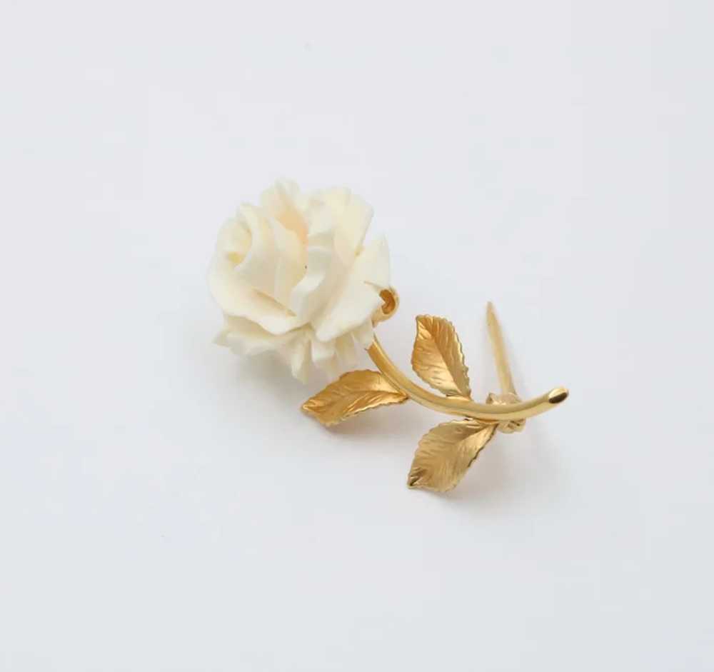 Vintage White Coral Flower 14K Yellow Gold Brooch… - image 3