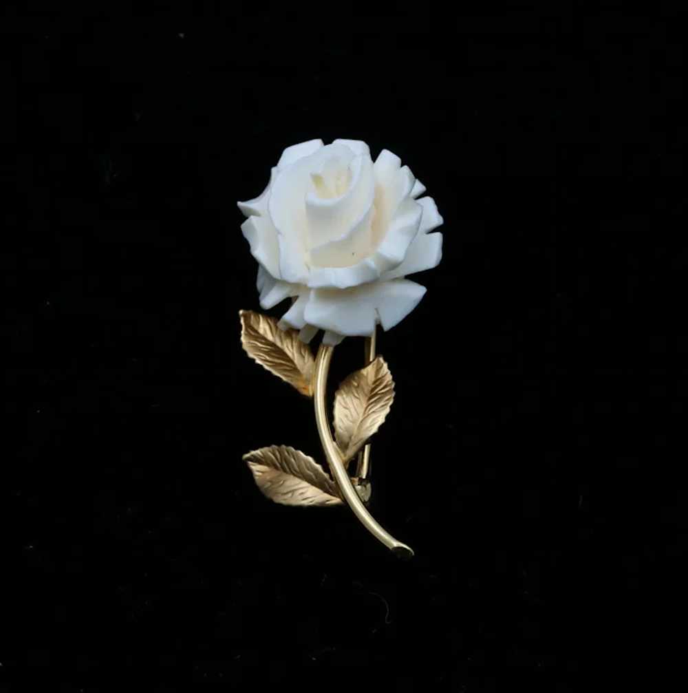 Vintage White Coral Flower 14K Yellow Gold Brooch… - image 4