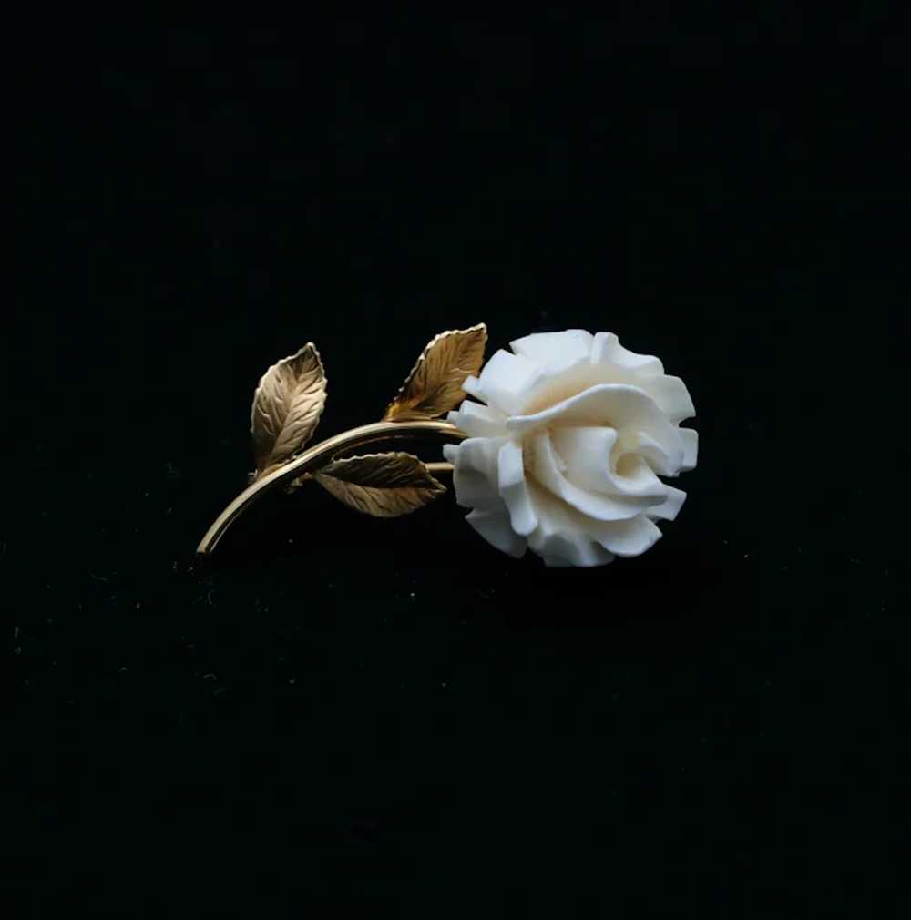 Vintage White Coral Flower 14K Yellow Gold Brooch… - image 5