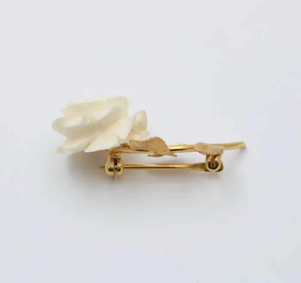 Vintage White Coral Flower 14K Yellow Gold Brooch… - image 6