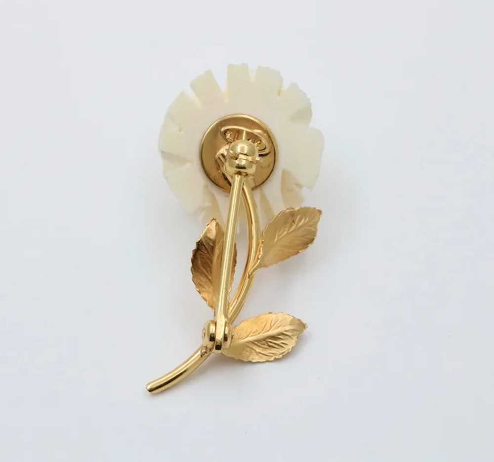 Vintage White Coral Flower 14K Yellow Gold Brooch… - image 7