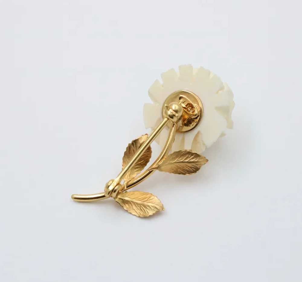 Vintage White Coral Flower 14K Yellow Gold Brooch… - image 8