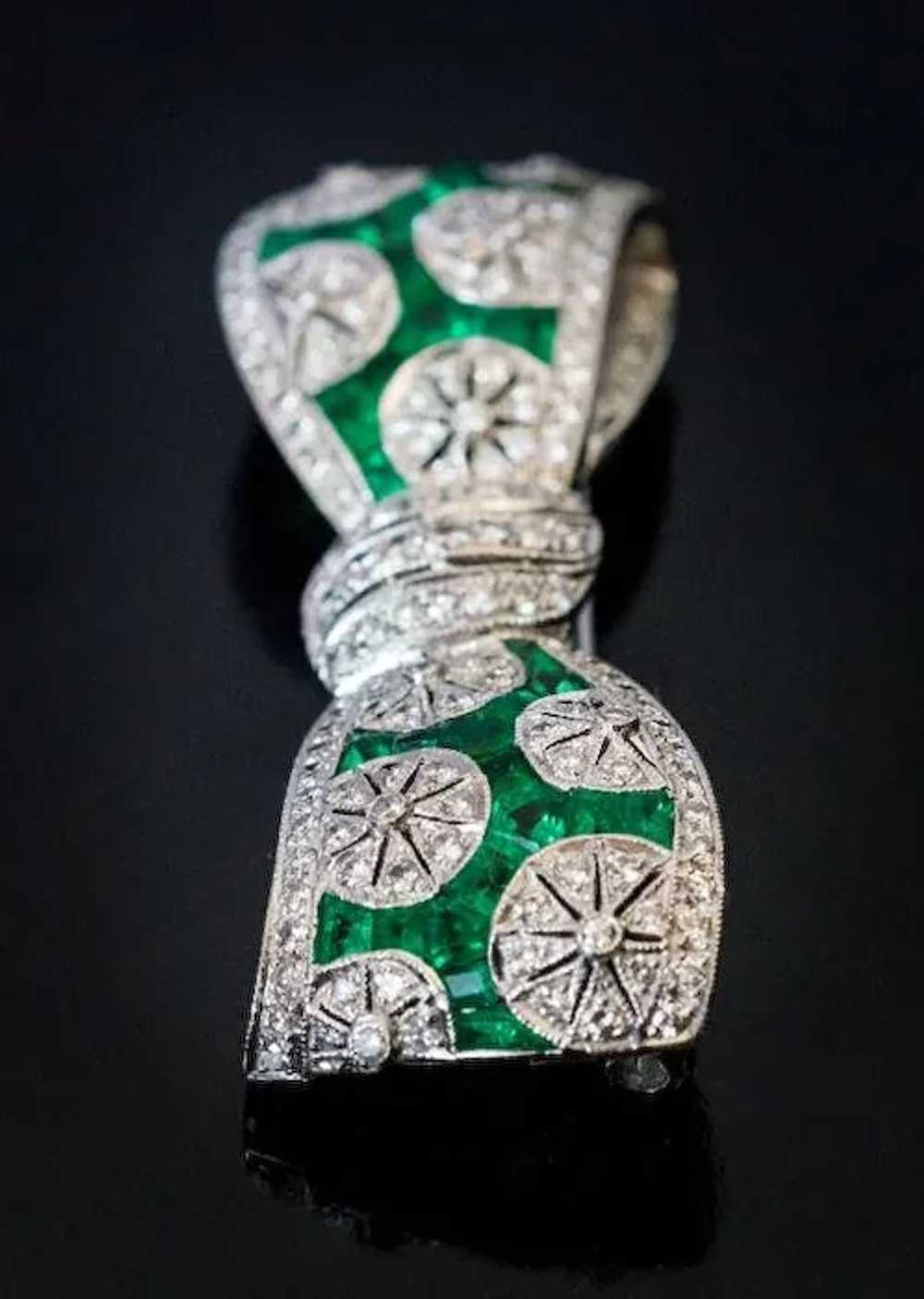 Vintage Art Deco Diamond Emerald Platinum Bow Bro… - image 4