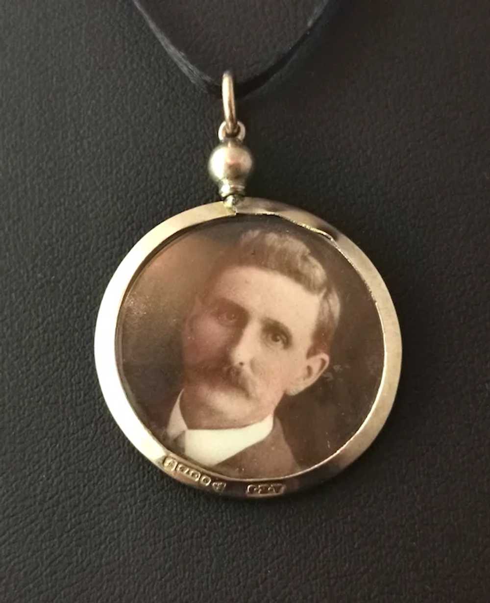 Antique Edwardian portrait pendant locket, 9k gold - image 4