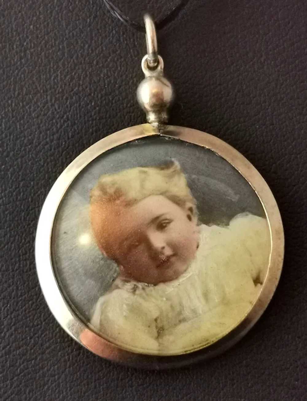 Antique Edwardian portrait pendant locket, 9k gold - image 7