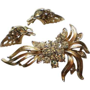 1940’s Coro Floral Brooch with Clip Earrings - image 1