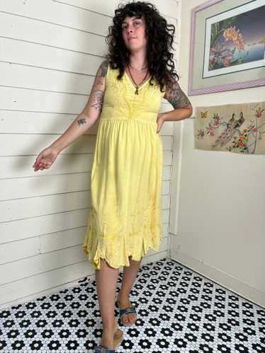 90s EMBROIDERED BUTTER YELLOW DRESS