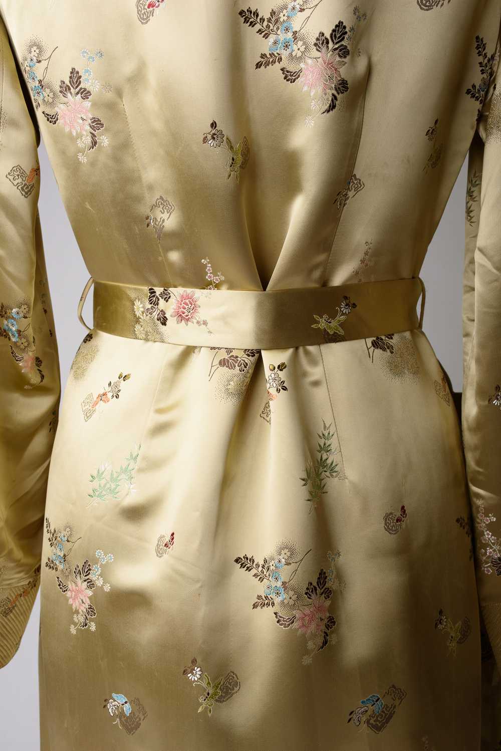 A Pale yellow brocaded satin Interior dressing go… - image 10