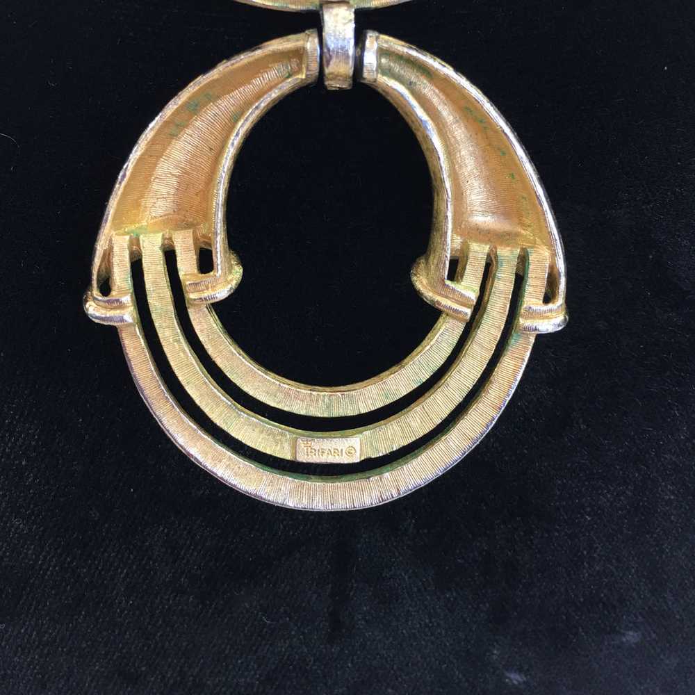 Trifari Circular Design Gold Tone Necklace with R… - image 6