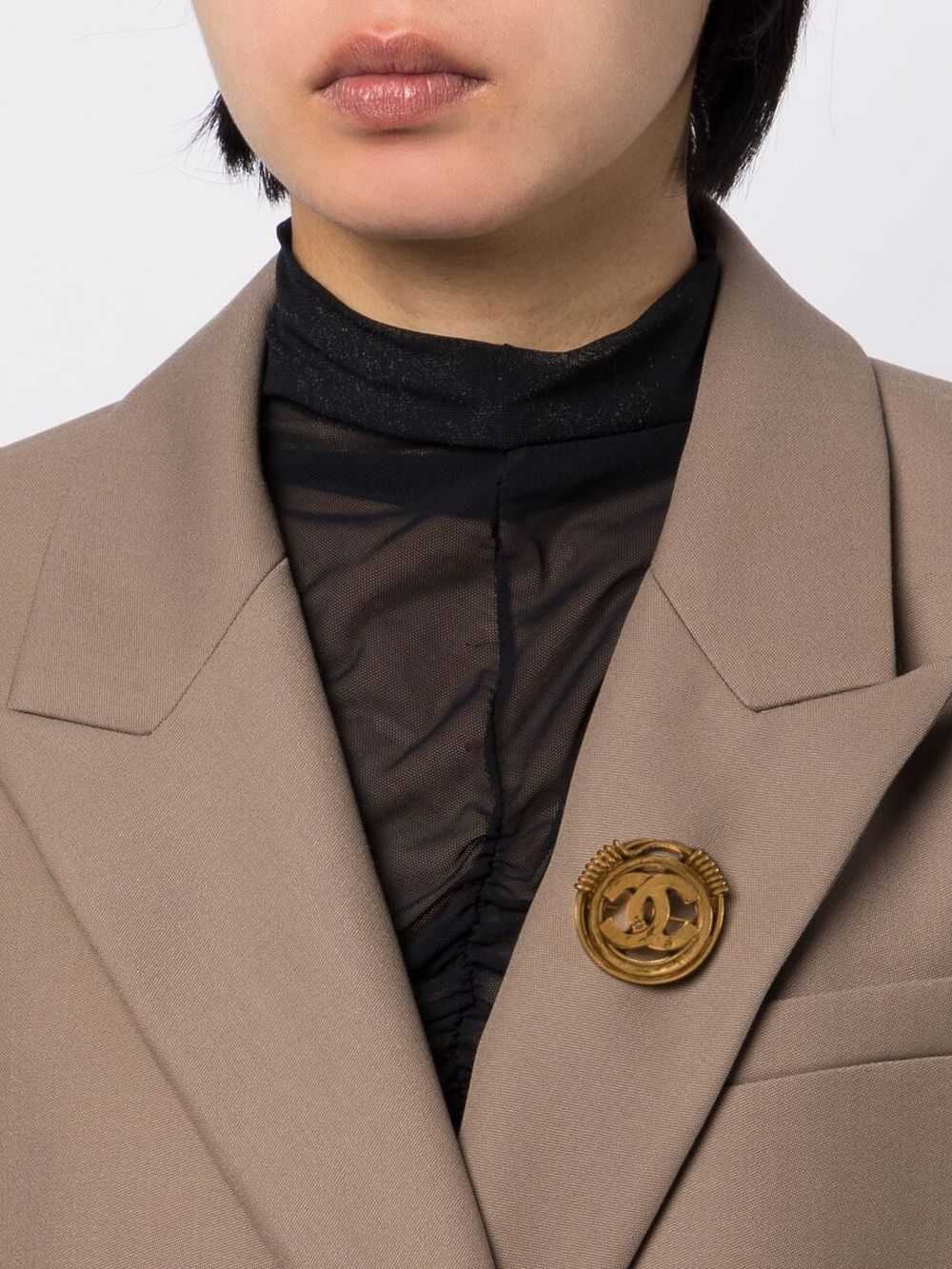 CHANEL Pre-Owned 1994 CC round brooch - Gold - image 2