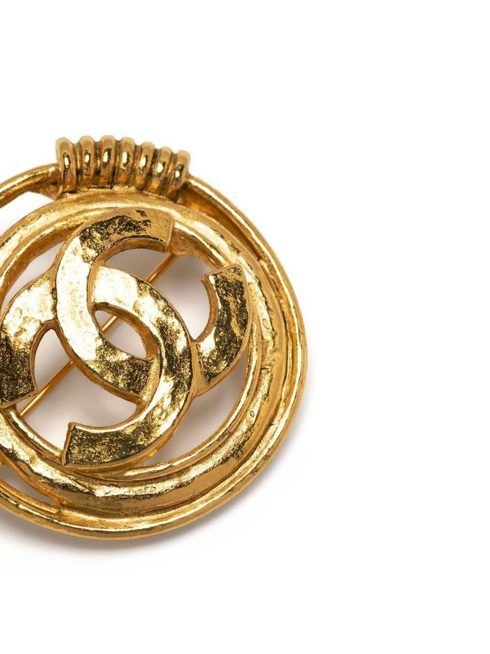 CHANEL Pre-Owned 1994 CC round brooch - Gold - image 3