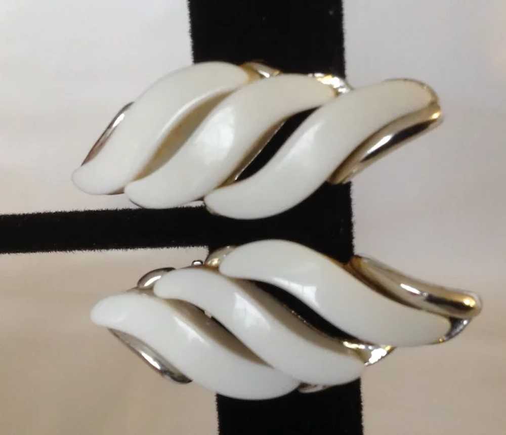 White Thermoset Clip Earrings Claudette - image 2