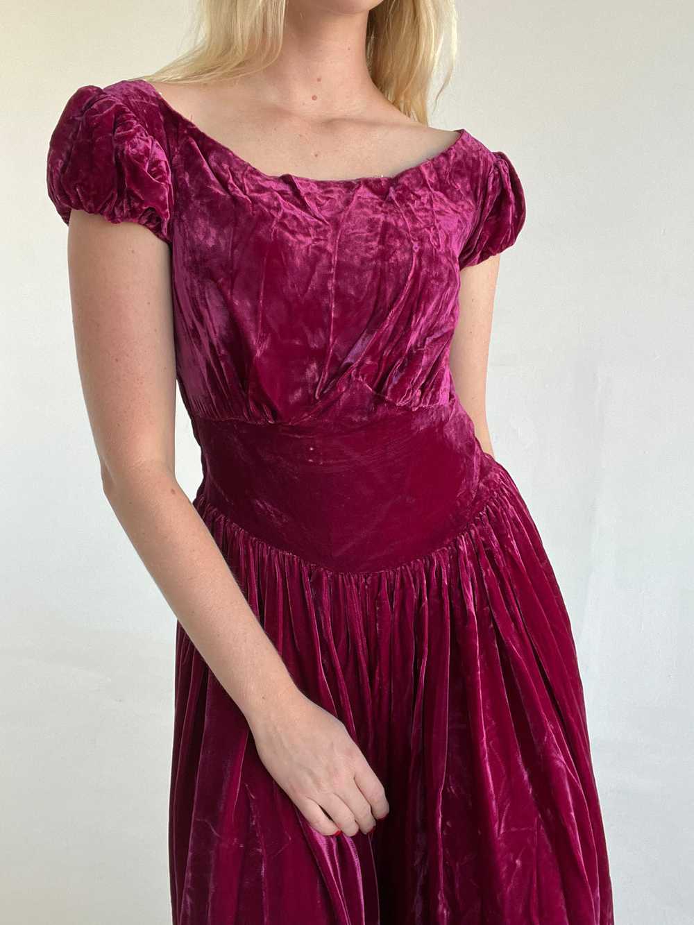 1930's Cap Sleeve Raspberry Crushed Velvet Gown - image 5