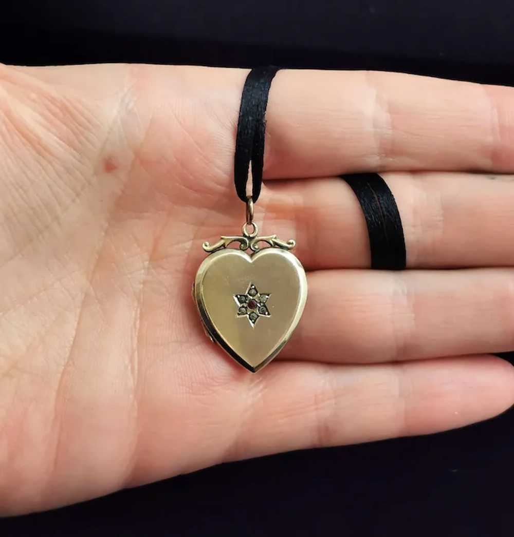 Antique Heart shaped locket, 9k gold front and ba… - image 3