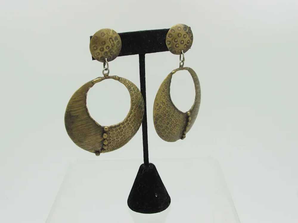 Embossed Modernist Pendulum Style Brass Earrings - image 2
