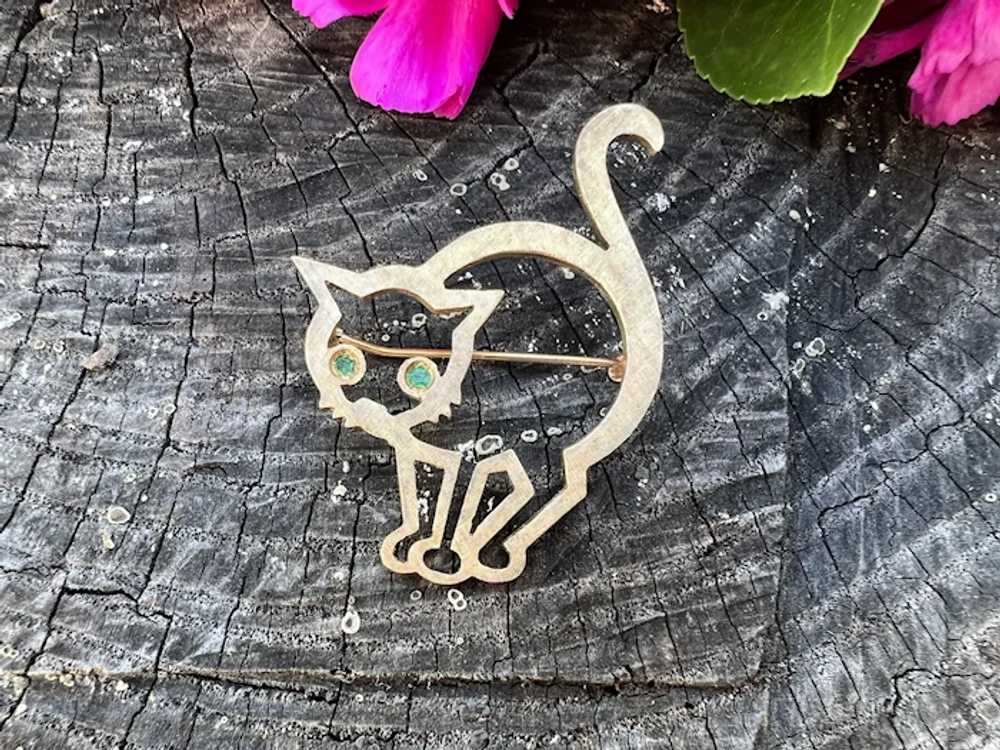 14k Yellow Gold and Emerald Cat Brooch - image 3