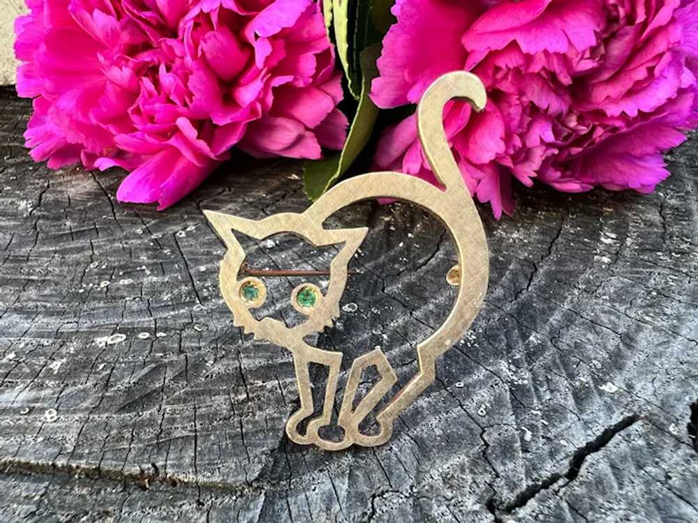 14k Yellow Gold and Emerald Cat Brooch - image 9