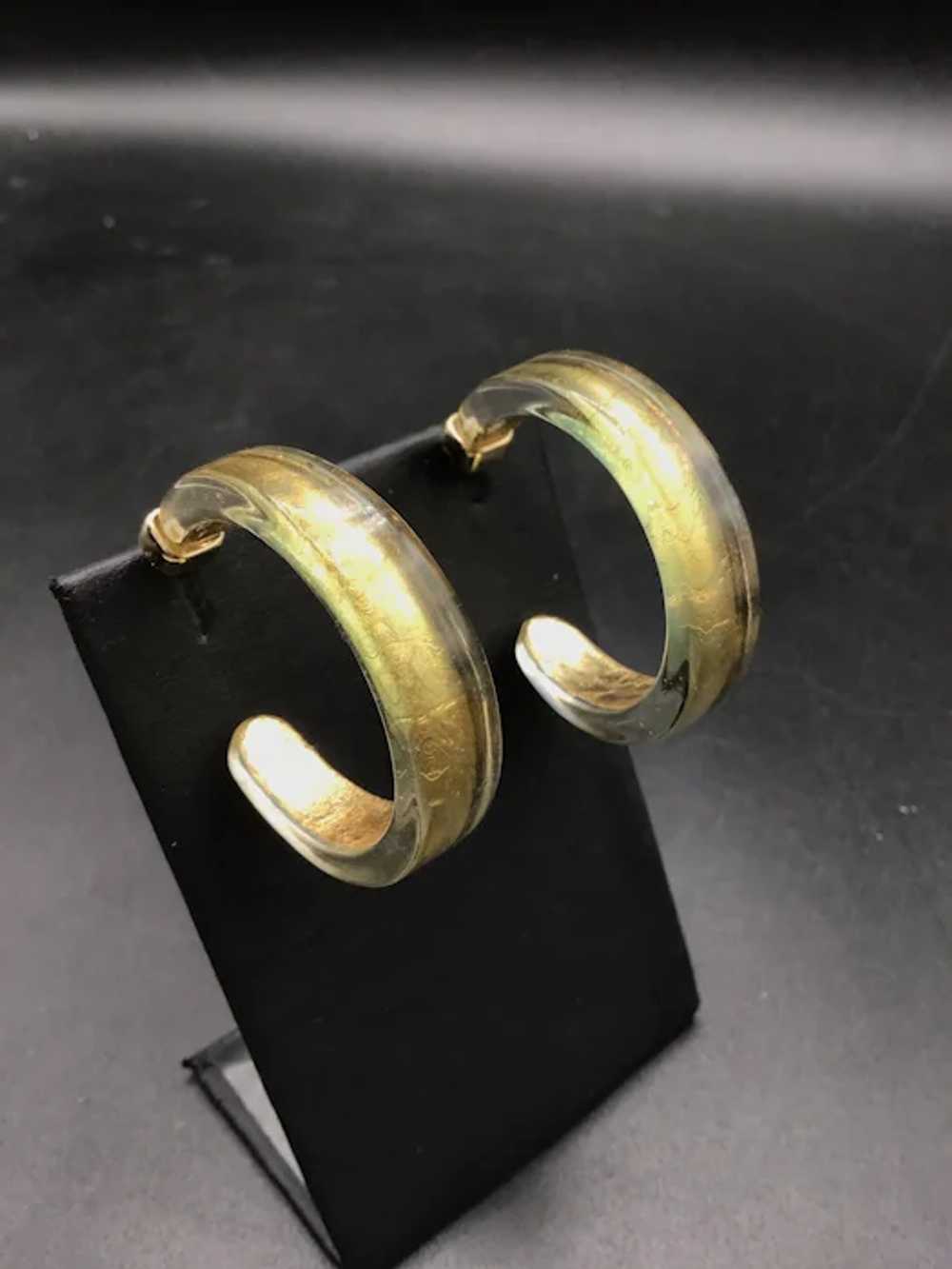 Vintage Clear & Gold Lucite Hoops Earrings Pierce… - image 4