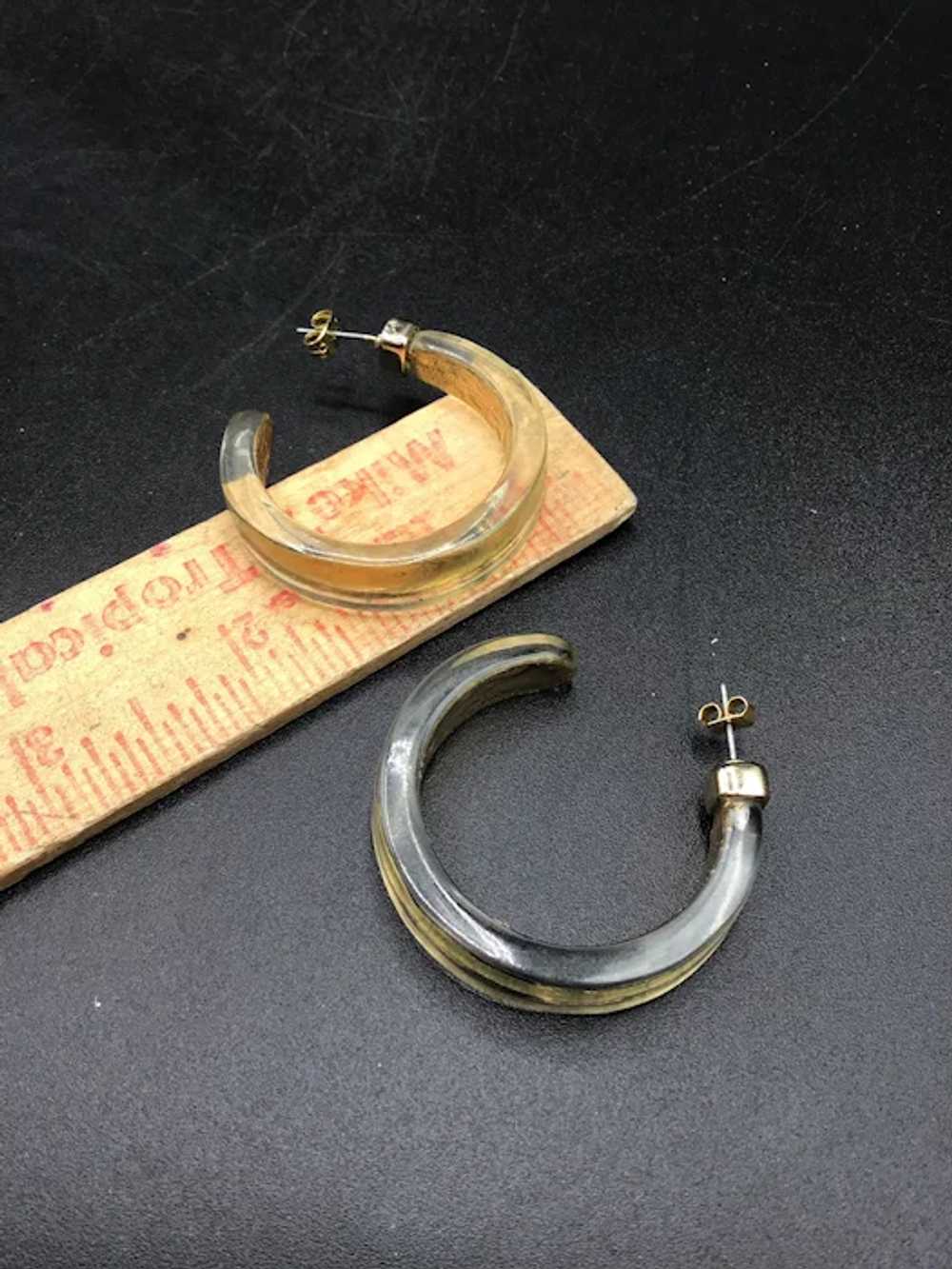Vintage Clear & Gold Lucite Hoops Earrings Pierce… - image 7
