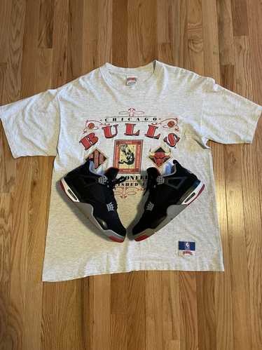 Chicago Bulls T-Shirt White Red NBA Spellout Bred Small