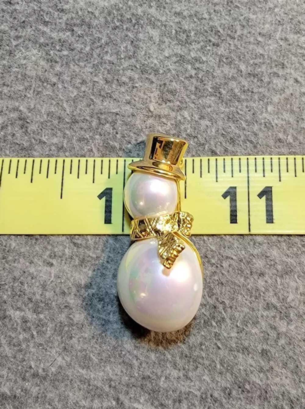 Vintage faux pearl snow man pin with goldtone hat… - image 3