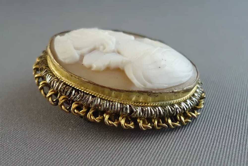 Antique Victorian 10K Gold Carved Cameo Brooch - image 2