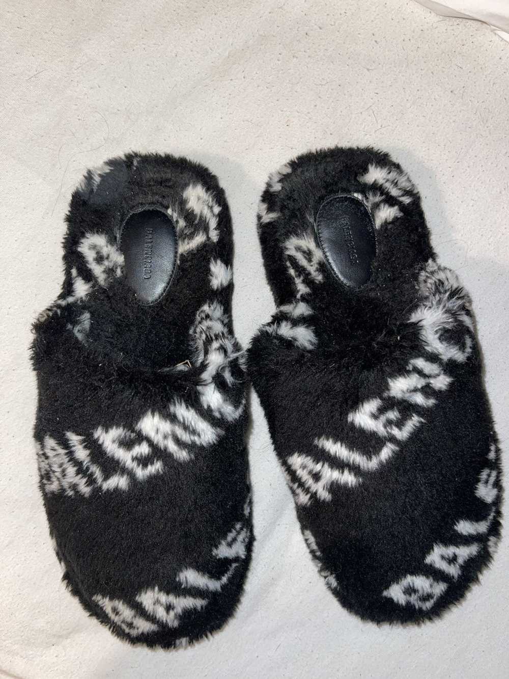 Balenciaga faux fur logo slippers - image 4